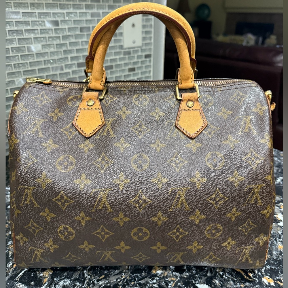 LOUIS VUITTON Speedy 30 
Monogram Satchel with COA - Picture 13 of 13